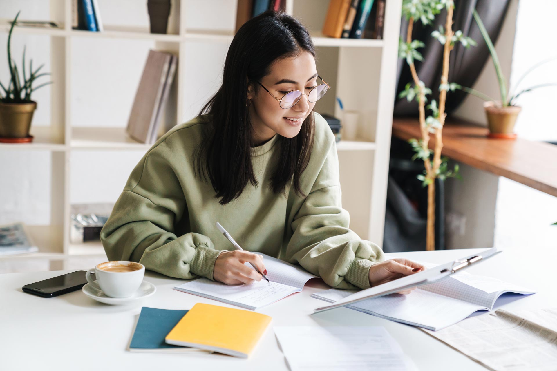 attractive-young-girl-student-studying-at-the-coll-7CLAZTG.jpg